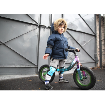 Sin pedales, los niños andan en bicicleta de equilibrio.